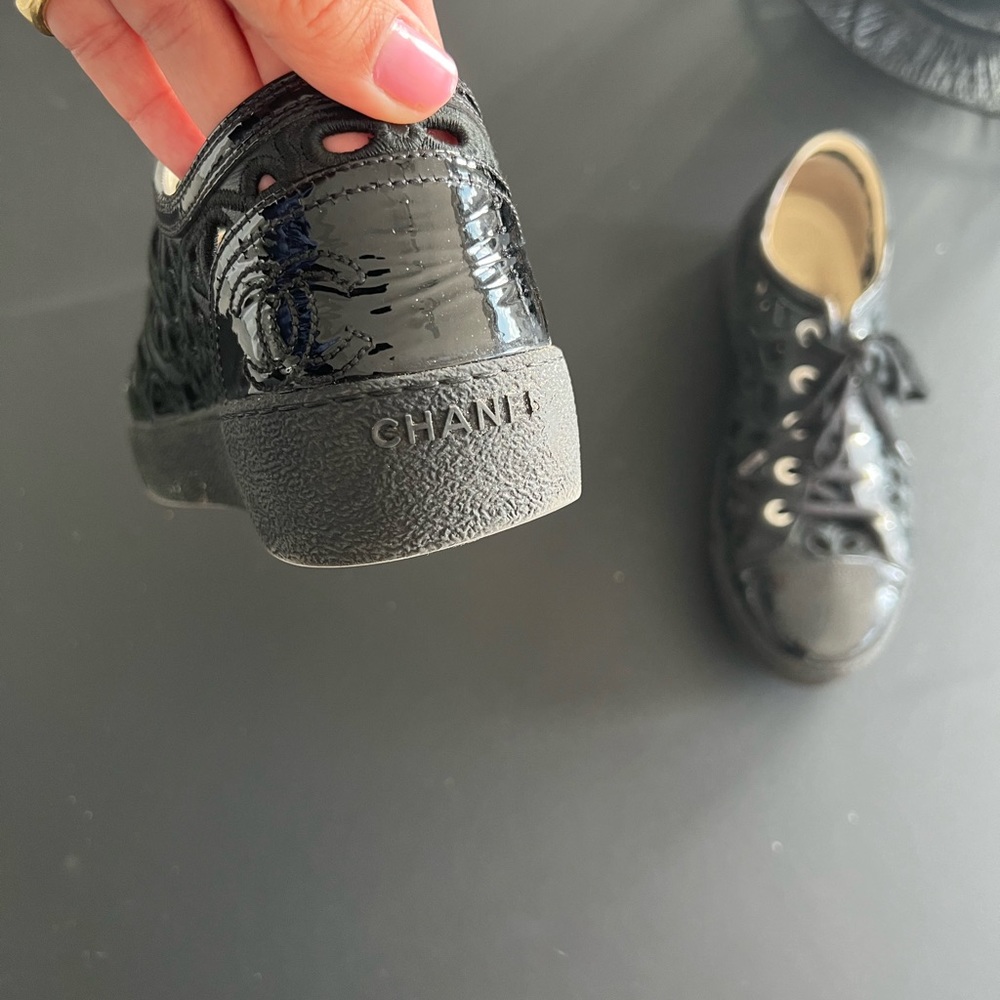CHANEL black leather cut out sneakers. Size 40 - Picture 4 of 7
